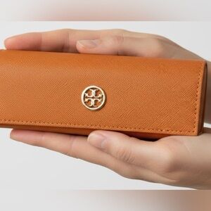 💯 Tory Burch Brown/Saffron Logo hard glasses case with snap closure